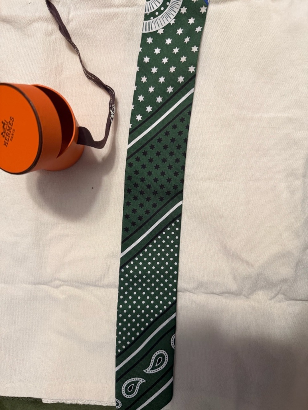 Hermès “Eperon D'or Bandana" Twilly
EUC  no stains, no tears - Picture 7 of 8